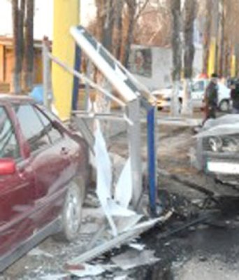 Băut, a intrat cu Matizul într-un panou publicitar de pe Mamaia